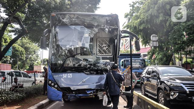 <span>Polisi memeriksa kondisi Bus Transjakarta yang mengalami ringsek usai menabrak Pos Lantas PGC Cililitan, Jakarta Timur, Kamis (2/12/2021). Kecelakaan melukai seorang petugas. (merdeka.com/Iqbal S. Nugroho)</span>