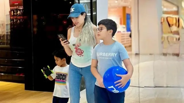 Para Artis Ini Hadiahi Mobil Mewah untuk Kado Ultah Anaknya, Keisha Alvaro Diberi Mercedes-Benz di Usia 20 Tahun