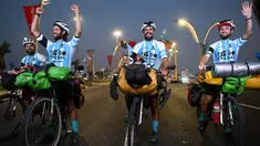 Sebagai salah satu tim unggulan di ajang Piala Dunia 2022 Qatar yang kurang dari dua minggu lagi akan dimulai, Argentina terus mendapat dukungan dari para fansnya. Kali ini support datang dari empat pesepeda asal Argentina yang melakukan tur lintas benua menuju Qatar. (AFP/Kirill Kudryavtsev)