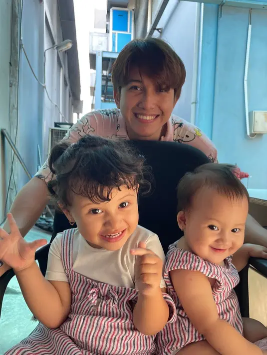 Sidik mengaku tipe orang yang tak mau ngutang walaupun hanya Rp 100.000. Begitu juga saat anak sakit dan pingin bawa berobat tapi tak punya uang, ia merasa gagal menjadi bapak. Sekedar informasi, Sidik memiliki dua anak perempuan yang masih kecil, usia dua tahun dan satu lagi usia 9 bulan. [Instagram/sidikeduardd]