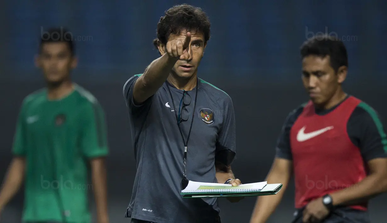 Pelatih Timnas Indonesia, Luis Milla, memberikan instruksi saat latihan di Stadion Patriot, Bekasi, Senin (2/10/2017). Latihan ini merupakan persiapan jelang laga persahabatan melawan Kamboja. (Bola.com/Vitalis Yogi Trisna)