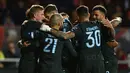 Pemain Manchester City merayakan gol tim mereka ke gawang Bristol City pada leg kedua semifinal Piala Liga di Ashton Gate, Rabu (24/1). Manchester City melaju ke final setelah mengalahkan Bristol City 3-2. (Geoff CADDICK/AFP)