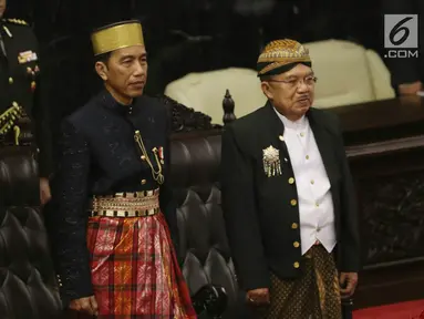 Presiden Joko Widodo (Jokowi) dan Wakil Presiden Jusuf Kalla pada Sidang Tahunan MPR di kompleks Parlemen, Senayan, Jakarta, Rabu (16/8). Sidang tersebut beragendakan mendengar pidato Presiden Joko Widodo selaku Kepala Negara. (Liputan6.com/Johan Tallo)