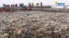 Diperkirakan perlu waktu satu minggu untuk membersihkan kawasan ini dari sampah yang menumpuk.