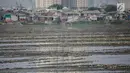 Kondisi waduk Pluit yang mengalami pendangkalan di wilayah Penjaringan, Jakarta Utara, Sabtu (8/6/2019). Endapan lumpur cukup tebal yang diperparah dengan sampah menutupi permukaan air waduk tersebut mengantarkan aroma tidak sedap. (Liputan6.com/Faizal Fanani)