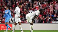 Bek Real Madrid asal Jerman Antonio Ruediger tampak putus asa di akhir pertandingan sepak bola liga Spanyol antara Athletic Club Bilbao dan Real Madrid CF di stadion San Mames di Bilbao pada tanggal 4 Desember 2024. Athletic Club Bilbao menang 2-1. ANDER GILLENEA / AFP
