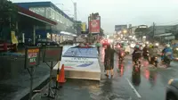 Reklame SPBU roboh diterjang angin di Bogor