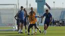 Pemain Inggris, Raheem Sterling (kiri) dan Conor Coady saat sesi latihan Timnas Inggris untuk Piala Dunia 2022 yang berlangsung di Al Wakrah Sports Complex, Qatar, Kamis (24/11/2022). (Bola.com/Ade Yusuf Satria)