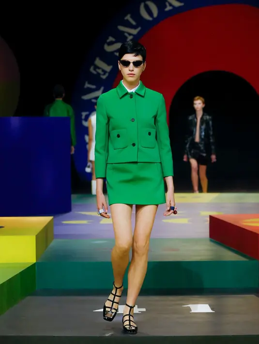 Pada koleksi musim panas 2022 kali ini, Maria Grazia Chiuri menyuguhkan deretan busana berwarna vibran yang muda dan energetic. (Dior).