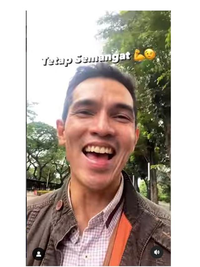 8 Potret Adrian Maulana Berangkat Kerja Naik KRL, Rela Berdesak-desakan