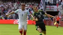 Kyle Walker menjadi benteng yang kokoh bagi jantung pertahanan Inggris saat menang 2-1 atas Wales, (16/6/2016). Walker juga melepaskan 85% umpan yang akurat. (AFP/Denis Charlet)