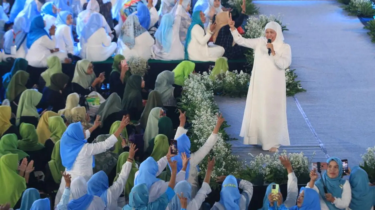 Khofifah pada acara salawat dan doa bersama untuk kemenangan Prabowo-Gibran satu putaran di Jatim Expo Surabaya, Jumat (9/2/2024). (Dian Kurniawan/Liputan6.com)