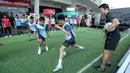 <p>Sejumlah anak-anak mengikuti acara coaching clinic bersama Nagoya Grampus di Garuda Store, GBK, Senayan Jakarta, Jumat (26/06/2025) pagi WIB. (Bola.com/Bagaskara Lazuardi)</p>
