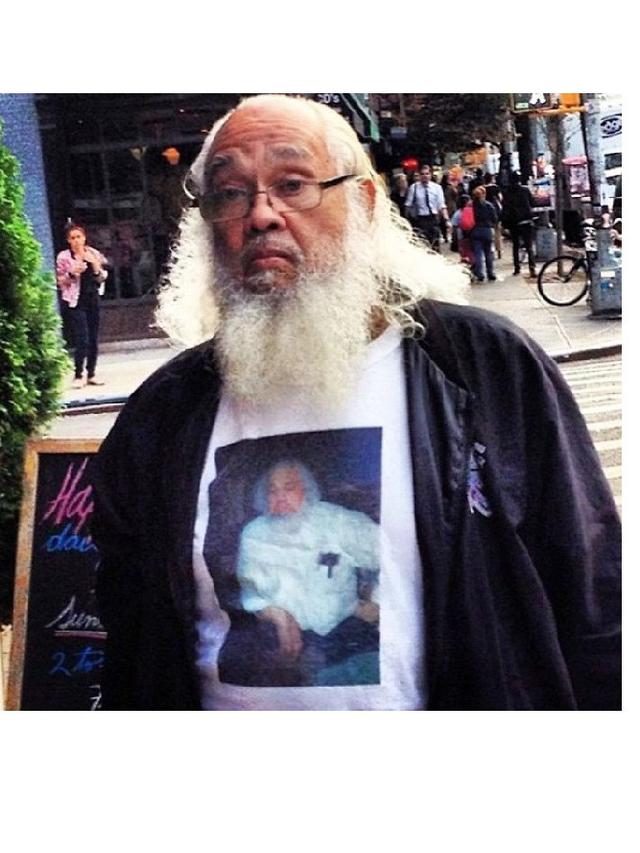 6 Gaya Bapak-Bapak Pakai Baju Nyeleneh Ini Bikin Ngelus Dada