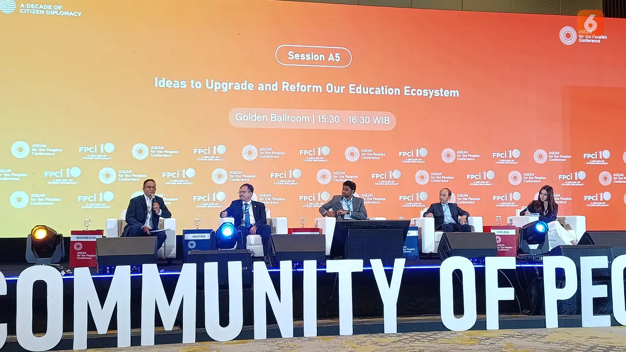 Para pembicara sesi "Ideas to Upgrade and Reform Our Education Ecosystem" di AFPC 2025 berdiskusi di The Sultan Hotel & Residence Jakarta, Minggu (5/10/2025)