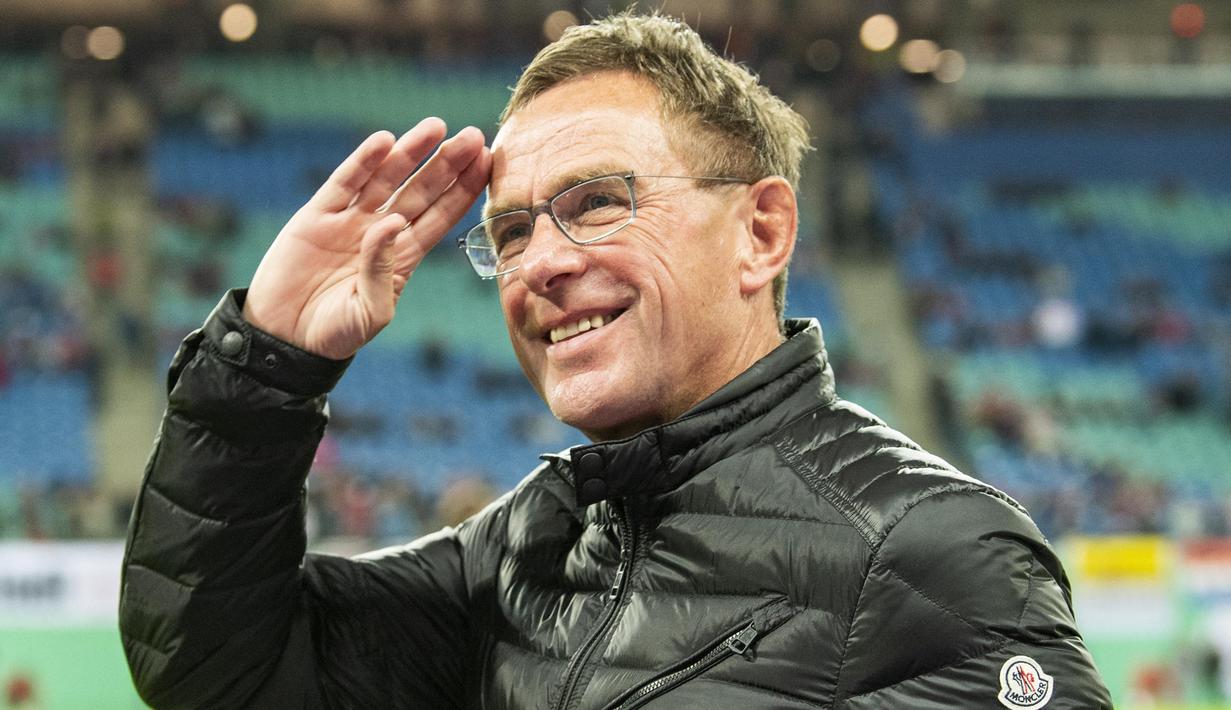 Pelatih berusia 63 tahun itu tidak bisa memimpin pasukan Setan merah pada pekan ini ketika MU berhadapan dengan Chelsea. Kabarnya, dia akan menjalani debutnya bersama United pada awal Desember nanti di laga melawan Arsenal. (AFP/Robert Michael)