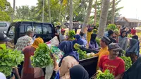 Warga Pulau Rempang mempertegas penolakan terhadap relokasi dengan cara membagikan sayur mayur sebagai bukti bahwa tanpa investasi mereka cukup makmur dan lingkungan hidup tetap terjaga. Foto: liputan6.com/ajang nurdin&nbsp;