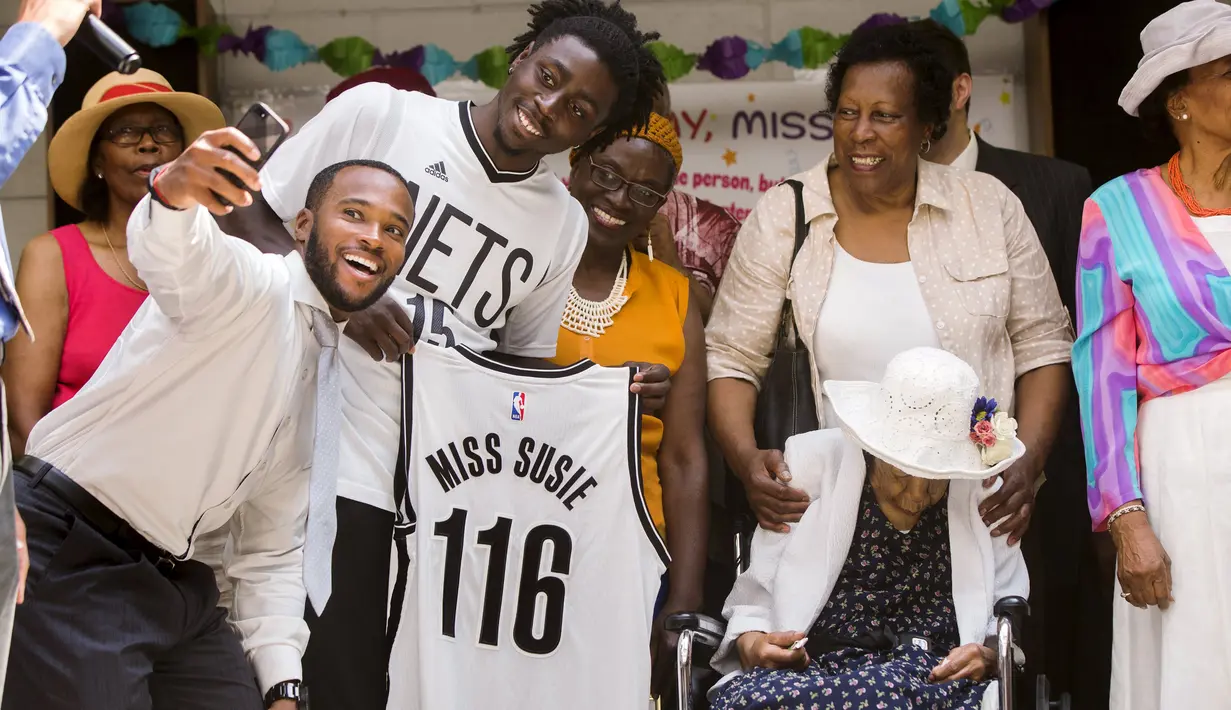 Kerabat berfoto selfie dengan Susannah Mushatt Jones yang dikenal sebagai "Miss Susie" saat perayaan ulang tahunnya yang ke-116 di Brooklyn borough, New York, 7 Juni 2015. Miss Susie dinobatkan sebagai wanita tertua di dunia. (REUTERS/Lucas Jackson)
