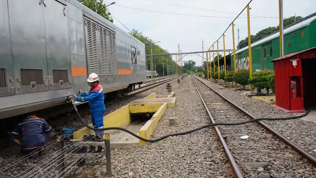 Proses pengisian BBM di depo Kereta Api Daop 9 Jember (Istimewa)