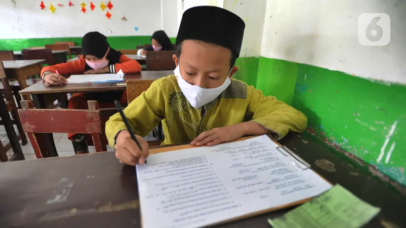 FOTO: Penerapan Protokol Kesehatan dalam Ujian Penilaian Akhir Semester di Depok