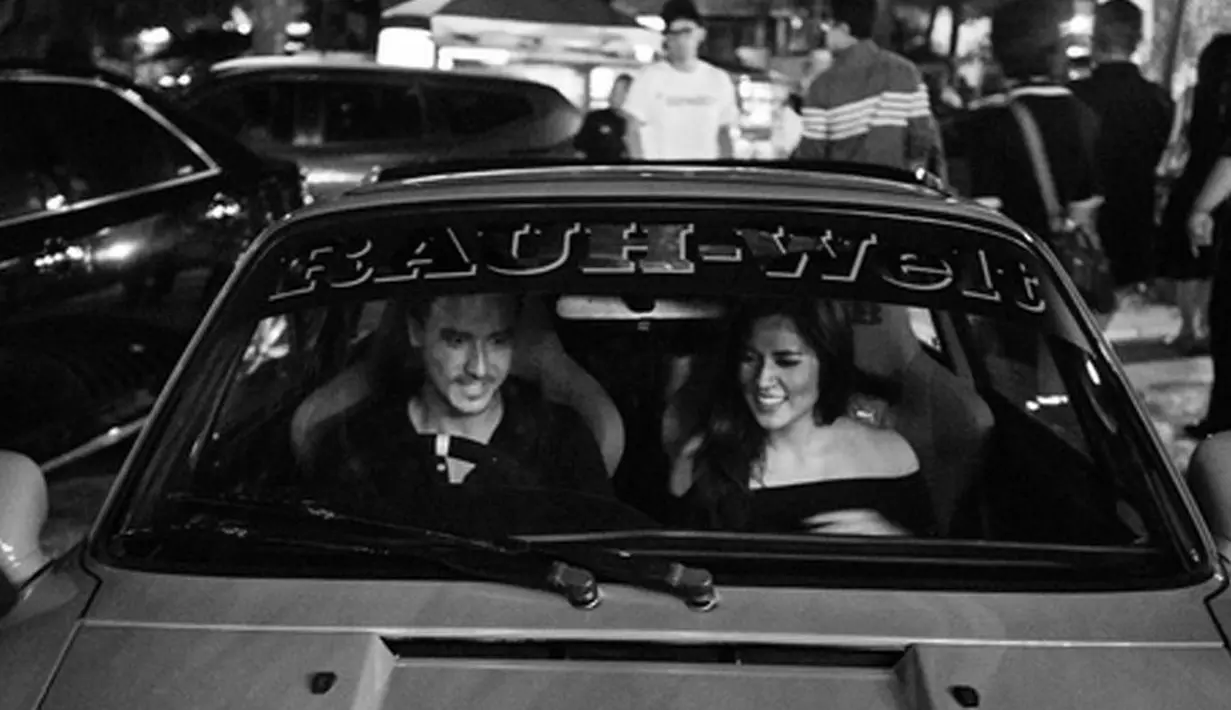 Acara tunangan Raisa dan Hamish Daud yang digelar secara tertutup ini menimbulkan banyak pertanyaa. Terlebih dengan Raisa yang batal hadir di acara televisi, namun tampil secara virtual. (Instagram/raisa6690)