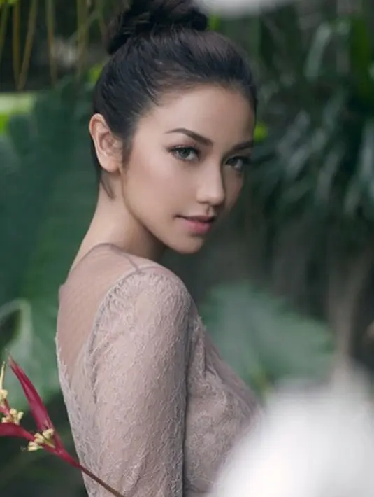 Velove Vexia dan penampilannya yang girly memang tak pernah bosa untuk terus dilihat. Bahkan, gayanya juga sering menginspirasi para wanita dalam urusan fashion. (Instagram/vaelovexia)