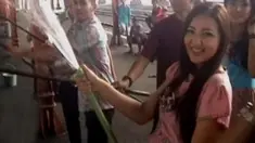 PT. KAI mengerahkan model-model cantik yang ikut mencuci dan membersihkan gerbong Kereta Api.