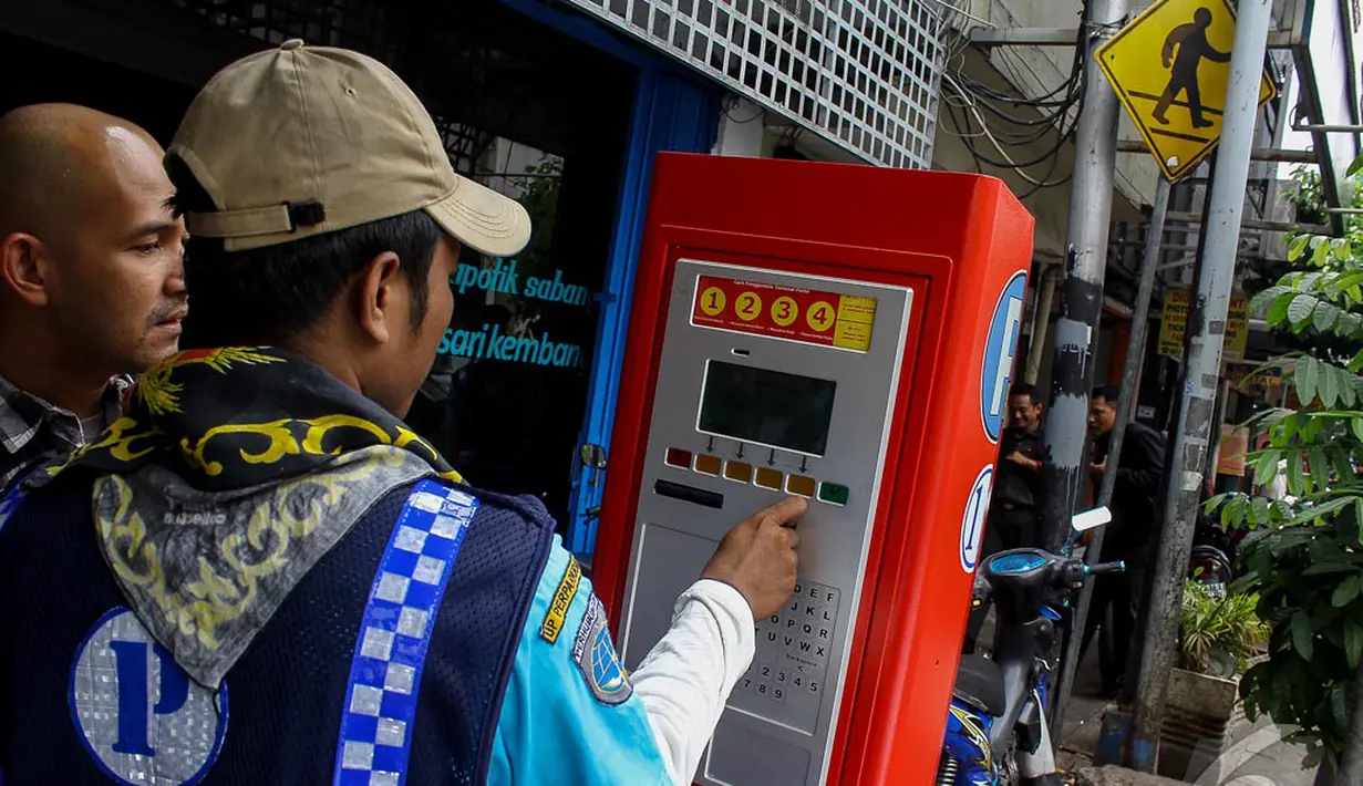 Uji coba parkir meter di Jalan Agus Salim atau Jalan Sabang, Jakarta Pusat selama sepekan ini terbilang sukses, Jakarta, Senin (6/10/2014) (Liputan6.com/Faizal Fanani)
