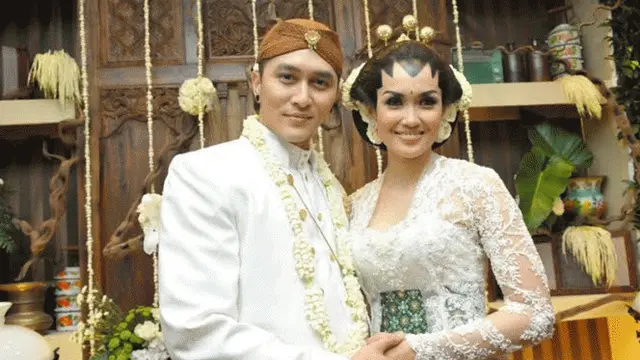 Cerita 6 Artis yang Gagal Lakukan Ritual Malam Pertama