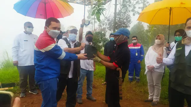 Area Manager PGE Karaha Andi Joko Nugroho memberikan bingkisan bibit tanaman kepada perwakilan petani binaan di sela-sela penghijauan di area produksi PGE Karaha.