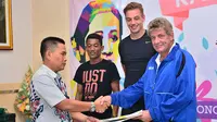 Sebanyak 15 pemain baru di Persela dan pelatih Stefan Hansson mendatangi Kantor Pajak di Lamongan, bukti taat aturan. (Bola.com/Robby Firly)