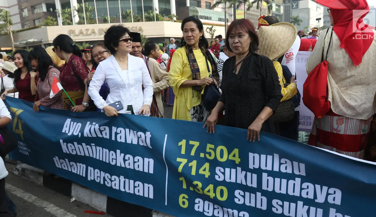 Masyarakat pencinta kebaya dan sarung Indonesia saat parade di Bundaran HI, Jakarta, Minggu (28/7/2019). Parade tersebut bertujuan untuk mengajak masyarakat agar mencintai busana tradisional khas Indonesia. (Liputan6.com/Angga Yuniar)