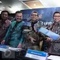 Direktur Utama BRI Asmawi Syam (kedua kanan) menunjukan replika Satelit BRISat saat Launching di Bank BRI Pusat, Jakarta, Selasa (31/5/2016). Satelit BRIsat  akan diluncurkan tanggal 8 Juni 2016 (Liputan6.com/Faizal Fanani)