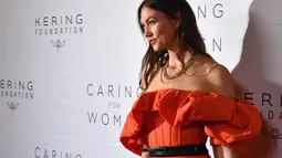 Karlie Kloss berpose saat menghadiri makan malam The Kering Foundation's Caring for Women di The Pool on Park Avenue di New York City pada 15 September 2022. Dia berjalan di karpet merah dengan sepasang sepatu hak kucing kulit paten hitam dengan tali pergelangan kaki berlian imitasi. (AFP/ Angela Wiess)