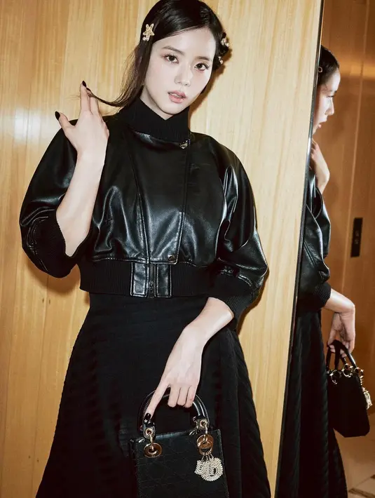 Rambut panjang Jisoo ditata dengan updo manis menyisakan poni panjang di bagian depan. Aksesori jepit rambut berbentuk bintang dan pita hiasi tampilan manis Jisoo [@sooyaaa__]