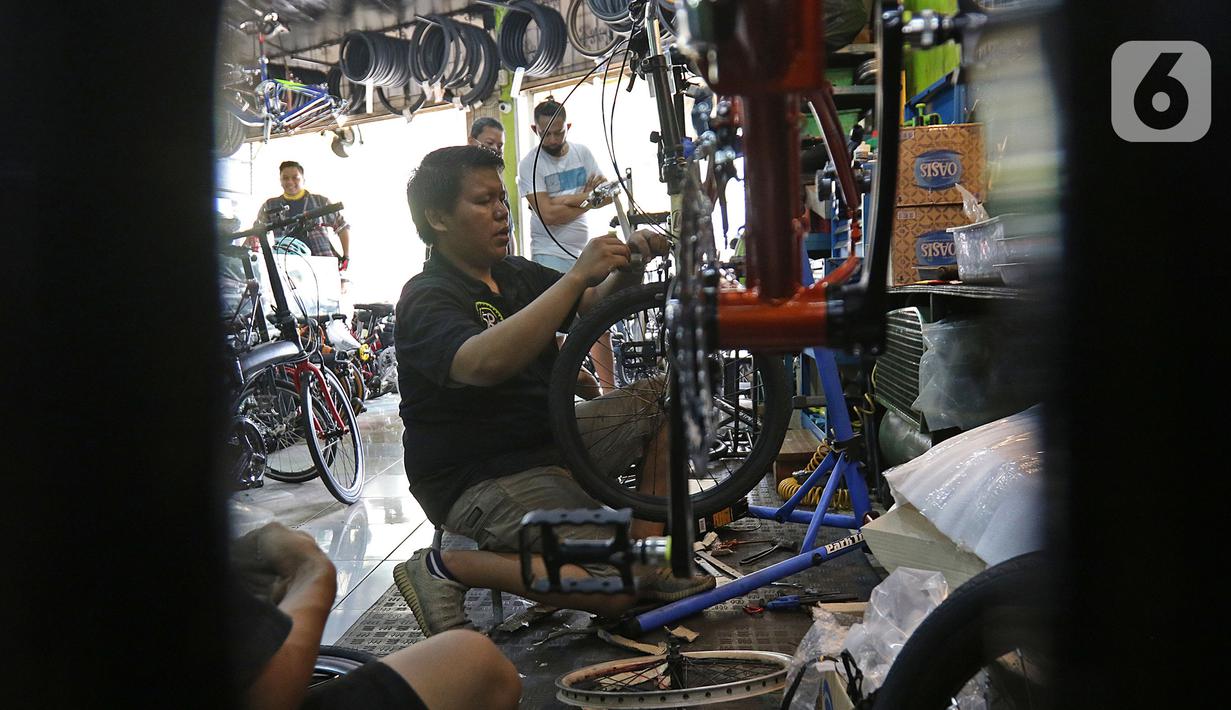 Mekanik memperbaiki dan merestorasi sepeda di Workshop Sampurna Bike Kalibata, Jakarta, Kamis (9/7/2020). Bengkel tersebut dapat menerima 20 sepeda per hari untuk diperbaiki hingga terjadi antrean bagi pelanggan. (Liputan6.com/Herman Zakharia)