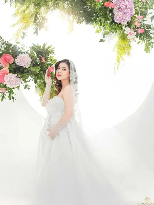 Ia melengkapi penampilannya dengan sarung tangan tipis berwarna senada dan anting-anting, @fdphotography90.