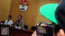 Priharsa Nugraha (kanan) memberikan penjelasan saat jumpa pers di Gedung KPK, Jakarta, Rabu (2/3). Direktorat Gratifikasi KPK menolak pengembalian uang tersebut karena terkait dengan tindak pidana yang sedang ditangani KPK. (Liputan6.com/Helmi Afandi)