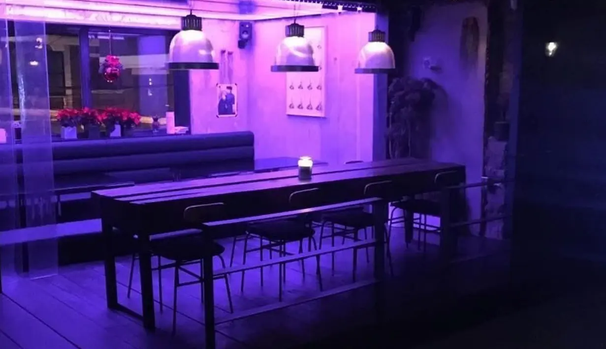 Seulong 2AM mempunyai kafe yang bernama Nerd On Earth. Kafe milik Seulong ini banyak dikunjungi oleh orang, lantaran memperbolehkan pengunjungnya membawa hewan peliharaan. (Foto: koreaboo.com)