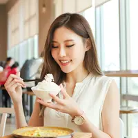 Ilustrasi perempuan makan/copyrightshutterstock/aslysun