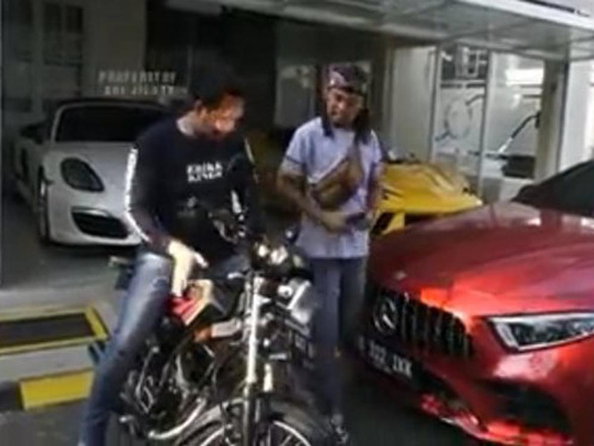 Ade Jigo Tukar Motor Kesayangan dengan Mobil Mewah - ShowBiz ...
