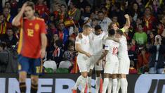 Para pemain Inggris merayakan gol yang dicetak Marcus Rashford ke gawang Spanyol pada laga UEFA Nations League di Stadion Benito Villamarin, Sevilla, Senin (15/10). Spanyol kalah 2-3 dari Inggris. (AFP/Cristina Quicler)