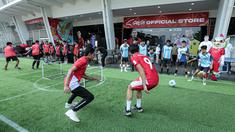 Legenda Timnas Indonesia, Evan Dimas (kiri) berebut bola dengan pemain Timnas Indonesia U-17, Muhammad Mierza (kanan) dalam acara coaching clinic bersama Nagoya Grampus di Garuda Store, GBK, Senayan Jakarta, Jumat (26/06/2025) pagi WIB. (Bola.com/Bagaskara Lazuardi)