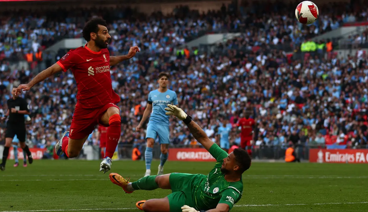 Mohamed Salah punya kans untuk memperbesar kemenangan buat Liverpool namun bola sepakannya belum mampu masuk kearah gawang Steffen. (AFP/Adrian Dennis)