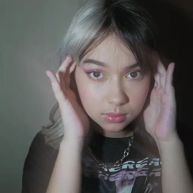 7 Potret Gaya Rambut Rebecca Klopper yang Anti Mainstream, Keren Banget