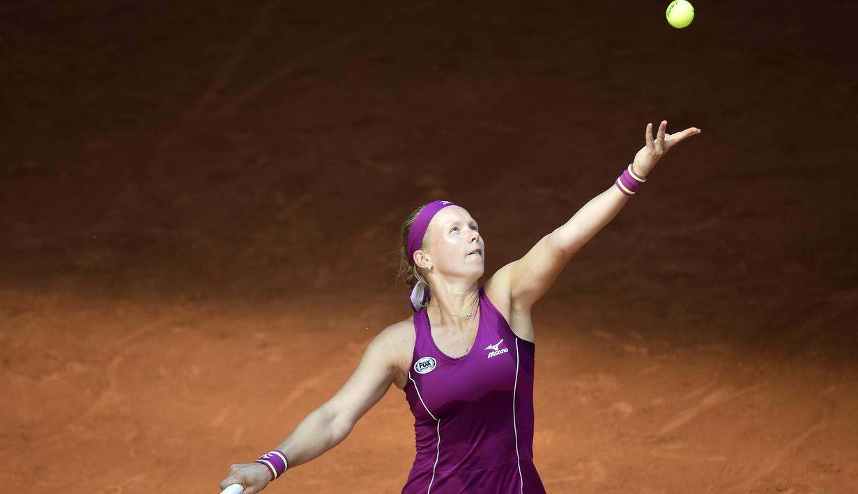 Gaya petenis Belanda, Kiki Bertens mengembalikan bola saat melawan Maria Sharapova pada ajang WTA Madrid Open di Caja Magica, Madrid, (10/5/2018). (AFP/Javier Soriano)