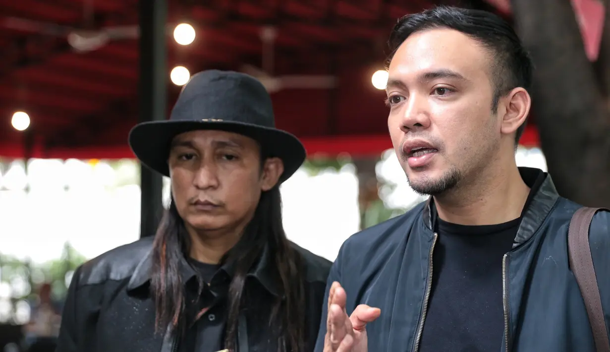 Perselisihan mantan pasangan Sandy Tumiwa dan Tessa Kaunang belum juga usai. Setelah Sandy datang ke rumah Tessa dan melakukan penggerebekan, kini Sandy melaporkan Tessa ke pihak kepolisian. (Adrian Putra/Bintang.com)