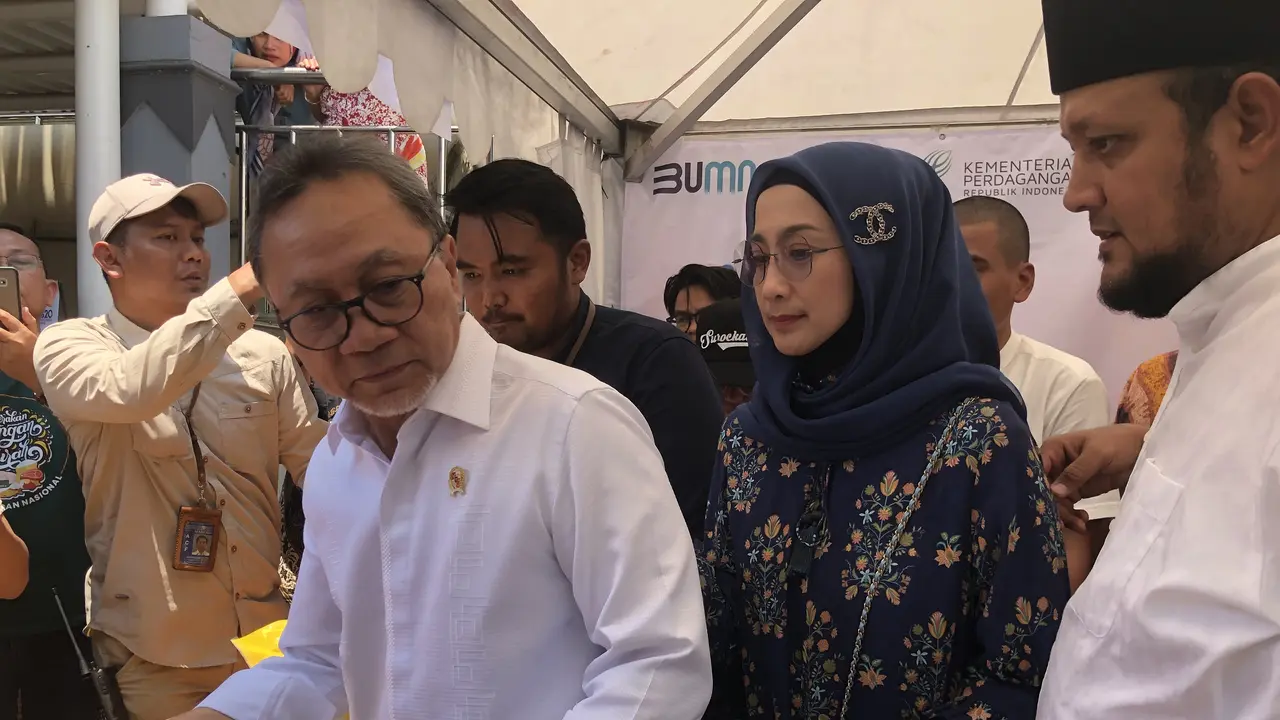 Zulkifli Hasan dan Desy Ratnasari Bagikan Beras ke Warga Solo