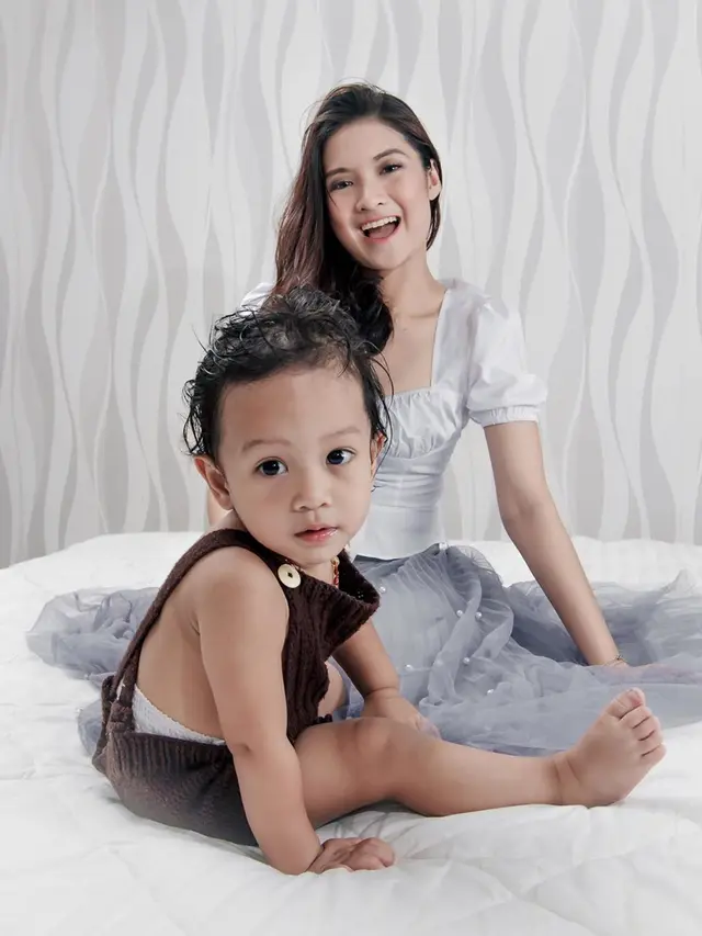 Jadi Single Mom, Ini 6 Potret Vinessa Inez bersama Buah Hati