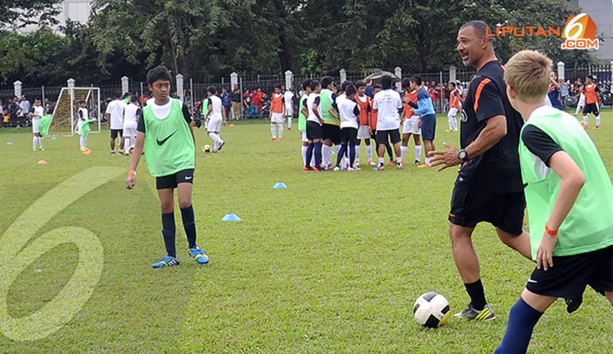 Legenda sepakbola Belanda Ruud Gullit terlihat hadir dalam sesi coaching clinic yang digelar di Lapangan C Senayan Jakarta pada Kamis 6 Juni 2013 